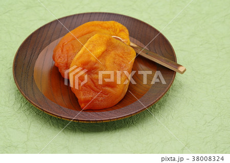 あんぽ柿 干し柿 木製菓子皿に盛り付け 緑色の和紙の背景 d 左上 あんぽ柿 干し柿 木製菓子皿に盛り付け 緑色の和紙の背景 d 左上 38008324