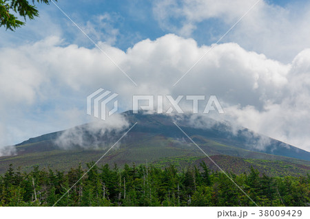 Mt. fuji in summer without snow and cloudy sky. 38009429
