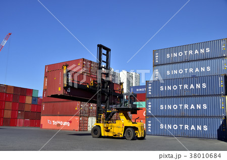 コンテナとトップリフター 38010684