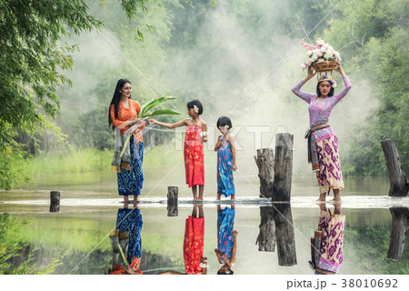 Beautiful Balinese women in traditional costumes, Culture of Bal Beautiful Balinese women in traditional costumes, Culture of Bal 38010692