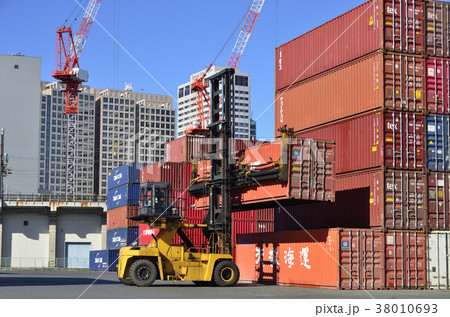 コンテナとトップリフター コンテナとトップリフター 38010693