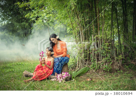 Beautiful Balinese women in traditional costumes, Culture of Bal 38010694