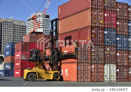 コンテナとトップリフター 38010697