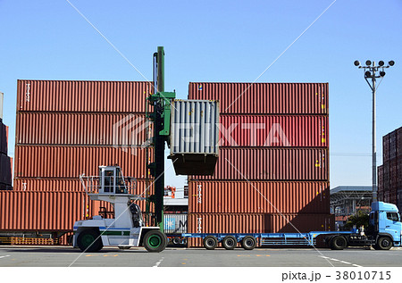 コンテナとトップリフター 38010715