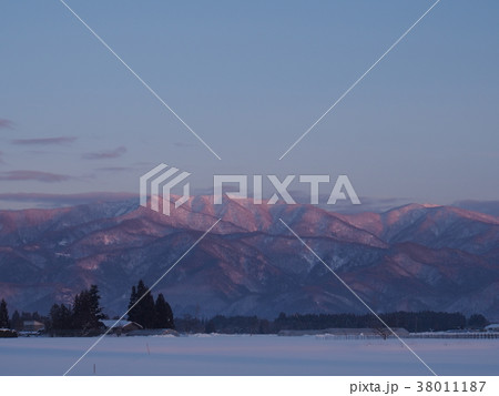 秋田県　雪景色　冬　青空 38011187