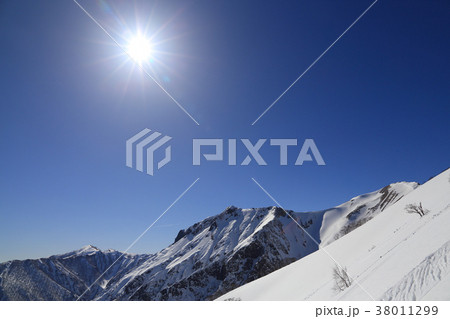 冬の熊穴沢避難小屋付近から俎嵓 まないたぐら 方面を見るの写真素材