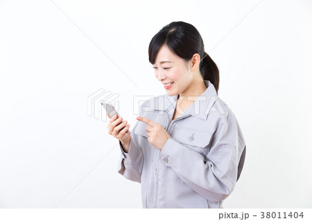 ビジネスウーマン(作業服、スマホ) ビジネスウーマン(作業服、スマホ) 38011404