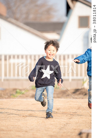 笑顔で走る子供 笑顔で走る子供 38011814