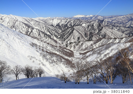 冬の谷川岳 熊穴沢避難小屋付近から赤沢山、至仏山方面 38011840