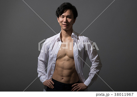 割れた腹筋のアスリート 日本人男性の写真素材