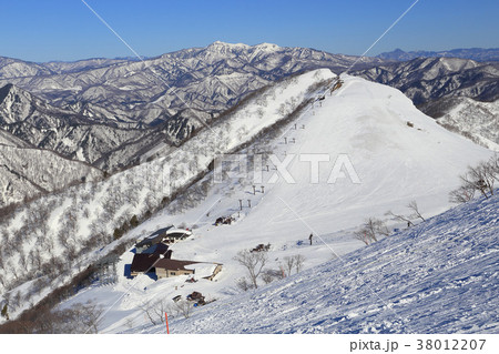 冬の谷川岳 天神尾根から天神平駅を見下ろす 38012207