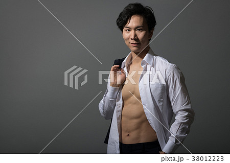 割れた腹筋のアスリート 日本人男性の写真素材