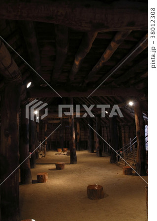 冬の三内丸山遺跡にて(大型竪穴住居・室内) 冬の三内丸山遺跡にて(大型竪穴住居・室内) 38012308