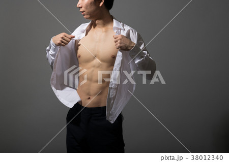 着替えるアスリート男性 筋肉 細マッチョの写真素材