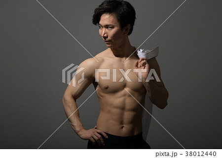 裸の日本人男性 筋肉 ボディビルダーの写真素材