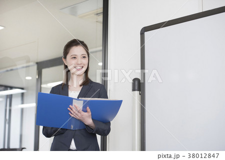 笑顔でプレゼンテーションする若い女性社員 笑顔でプレゼンテーションする若い女性社員 38012847