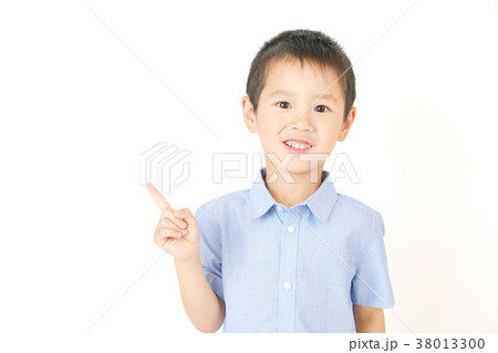 男の子　指差し 38013300