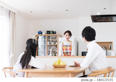 若い家族 38013535