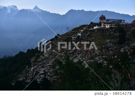 インドのレコン・ピオとキナウル谷　　カルパ村の美しい山と寺院　 38014278