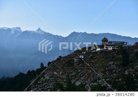 インドのレコン・ピオとキナウル谷　　カルパ村の美しい山と寺院　 38014280