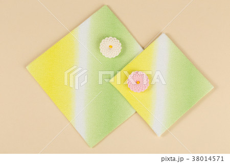 菊の花の形をした干菓子 38014571