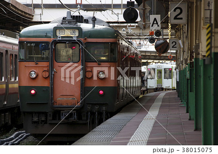 新潟駅に停車中の信越本線115系(回送列車) 新潟駅に停車中の信越本線115系(回送列車) 38015075