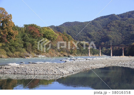 紅葉の長瀞ラインくだり(親鼻橋乗船場) 紅葉の長瀞ラインくだり(親鼻橋乗船場) 38016358