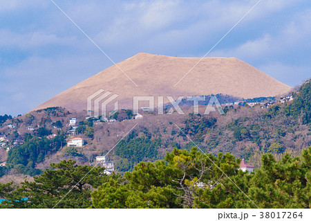 【東伊豆】城ケ崎から眺める、大室山 38017264