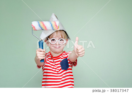Boy in a paper hat and glasses shows the class 38017347