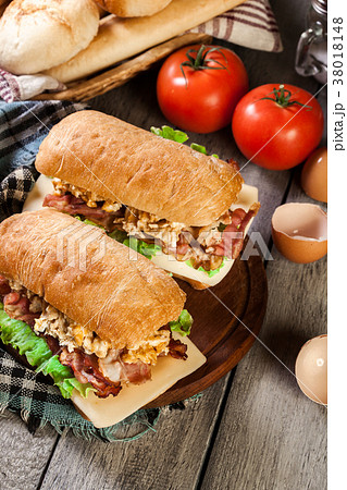 Ciabatta sandwich with smoked bacon and eggs 38018148