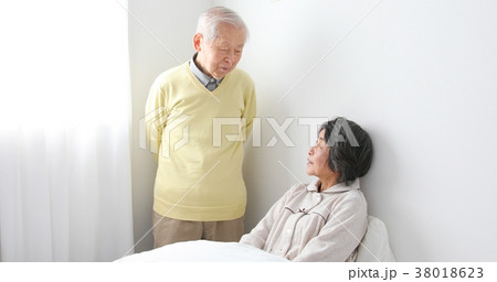 会話する老夫婦 38018623