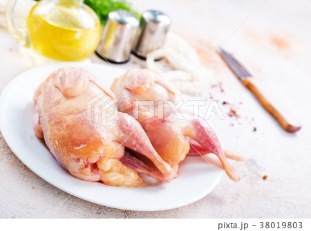 raw quail 38019803