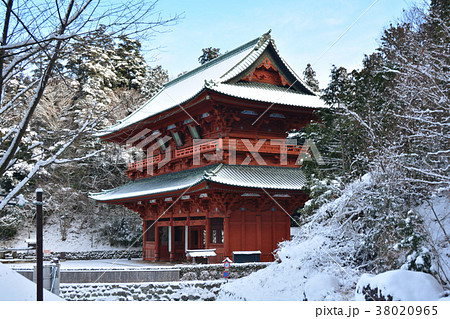 雪の高野山大門 38020965