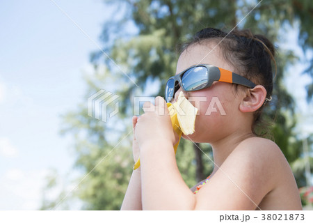 バナナを食べる女の子 38021873