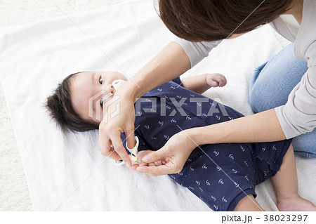 赤ちゃんの爪切り 38023297