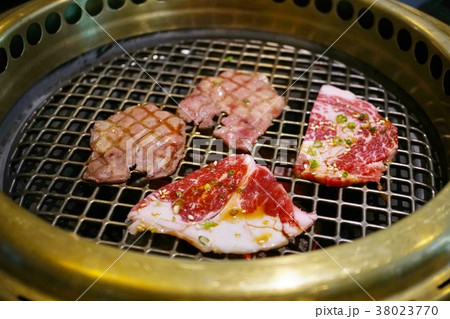 焼肉、牛タンと牛ロース肉 38023770