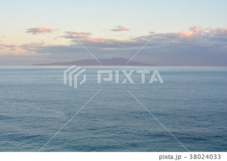 伊豆・熱川温泉から見た伊豆大島 伊豆・熱川温泉から見た伊豆大島 38024033