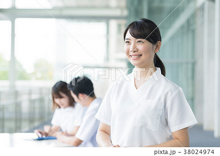 白衣 男女 白衣 男女 38024974