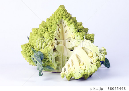 Green Romanesco broccoli Green Romanesco broccoli 38025448