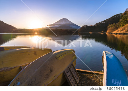 《山梨県》富士山・精進湖のご来光 《山梨県》富士山・精進湖のご来光 38025458