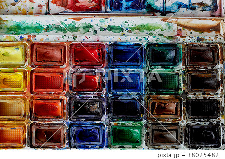 palette with watercolor paint.Not new, artistic 38025482