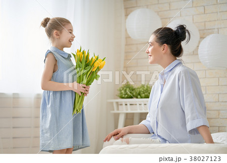 daughter congratulating mom 38027123