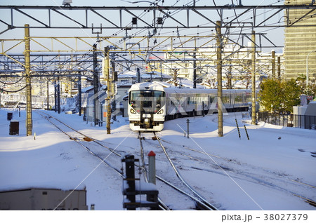 雪の日の立川駅の風景 雪の日の立川駅の風景 38027379
