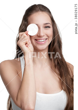woman hold cotton pad woman hold cotton pad 38029175