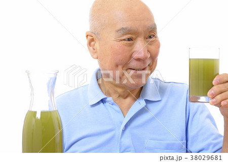 野菜ジュースを飲むシニア 38029681