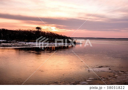 厳冬のナラワラに沈む夕日　 38031822