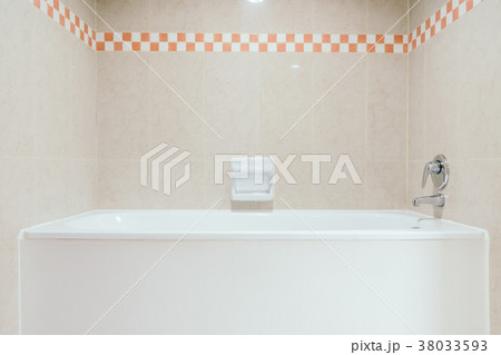 White bathtub 38033593