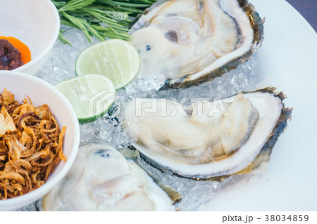 Oyster shell with spicy sauce Oyster shell with spicy sauce 38034859