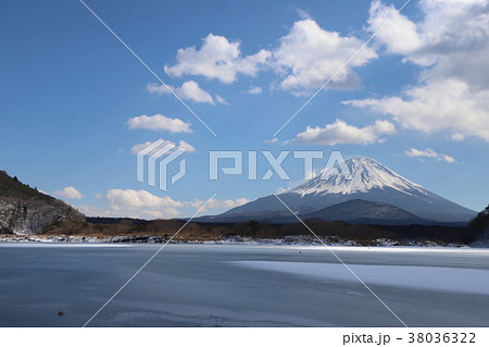 精進湖の湖面氷結 精進湖の湖面氷結 38036322