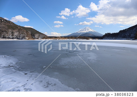 精進湖の湖面氷結 精進湖の湖面氷結 38036323